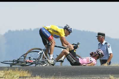 Armstrong, que iba pegado a Beloki, consiguió esquivar por muy poco esa caída y seguir en la carrera.