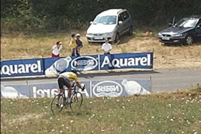 Armstrong siguió encima de su bicicleta por un prado hasta volver a coger la carretera.