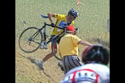 Antes de volver a la carretera, tuvo que bajarse de la bicicleta, cogerla y pasar a pie una hondonada del terreno.