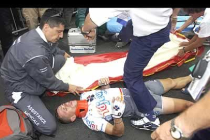 El francés Sandy Casper tuvo que ser evacuado en ambulancia, al parecer con un fuerte dolor en la espalda.