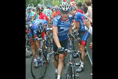 Armstrong tuvo que poner pie a tierra, junto a Ekimov e Hincapie y Rubiera le dejó su bicicleta. El americano no corrió ningún tipo de peligro. Tiene golpes en la pierna y el hombro izquierdos.