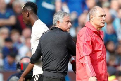 Mourinho saluda a Pogba después de sustituirle en la derrota del West Ham al Manchester United.