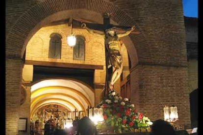 El Viacrucis, con la presencia de las cofradías de Vera Cruz, la de Jesús de Nazareno y Patrocinio San José, desafió a la amenzante tarde de lluvia y procesionó por Sahagún.
