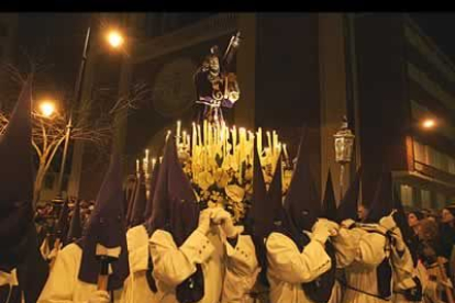 La procesión del Silencio, organizada por le Hermandad de Jesús de Nazareno, recorrió las principales calles de Ponferrada.