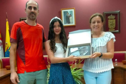Lorena Pérez recibió un homenaje en Mansilla de las Mulas. DL