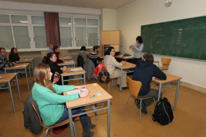 Alumnos en un aula del Instituto Confucio en León.