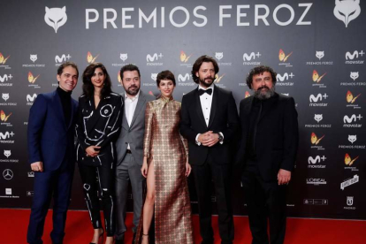 Lpos actores portagonistas de la serie 'La casa de papel' en los premios Feroz. EFE