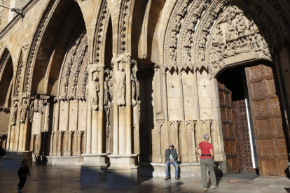El pórtico de la Catedral, que sufre el llamado ‘mal de la piedra’, además del deterioro de siglos y la contaminación, será ahora restaurado. FERNANDO OTERO