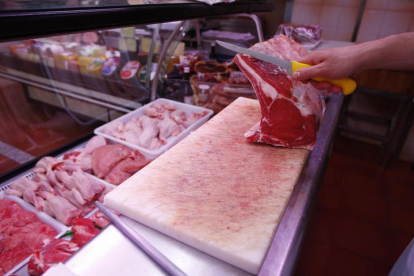 Una pieza de carne en un puesto del mercado, JESÚS F. SALVADORES