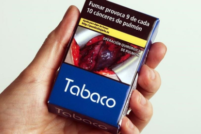 Tras las últimas restricciones, en España aún figura bien visible el nombre de la marca de tabaco en las cajetillas ("Tabaco", en la imagen, para evitar la publicidad).