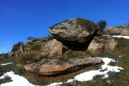 Imagen del posible monumento megalítico localizado en 2015 en un monte cabreirés.