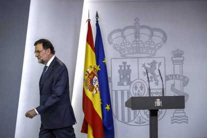 El presidente del Gobierno, Mariano Rajoy, tras su comparecencia tras el Consejo de Ministros extraordinario