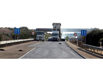 Trabajos de rehabilitación en una autovía en León. MARCIANO PÉREZ