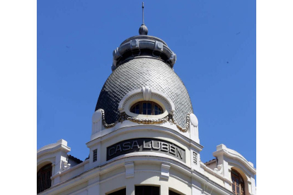 La cúpula de la emblemática Casa Lubén de la avenida Ordoño II, paradigma de este tipo de elementos importados de Europa.