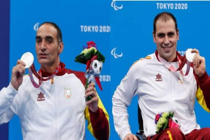 Miguel Luque y Toni Ponce con sus medallas de plata. DL