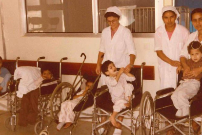 Esther con los niños de un hospital donde trabajaba en Argel.