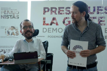 El líder de Unidos Podemos, Pablo Iglesias, y su secretario de Organización, Pablo Echenique, a su derecha.