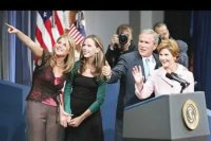 Tras una larga campaña, George W. Bush venció claramente en las urnas. El republicano presume de ser el presidente más votado de EE. UU. Lo celebró con sus hijas Jenna y Barbara y su esposa, Laura.