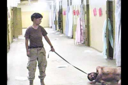 Salen a la luz una serie de fotos que muestran las torturas a las que fueron sometidos prisioneros iraquíes por parte de militares de las fuerzas estadounidenses en la prisión de Abu Ghraib.