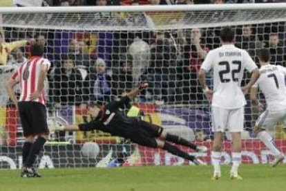 Cristiano culminó la goleada del Madrid ante el Athletic con su tercer gol, esta vez de penalti.