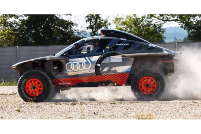 El Audi RS Q e-tron que pilotará Carlos Sainz en el Dakar 2023. DL