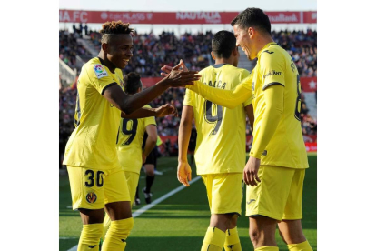 Chukwueze celebra con sus compañeros su gol ante el Girona. R. T.