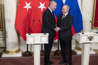 El presidente turco Erdogan y su homólogo ruso Putin estrechan sus manos.