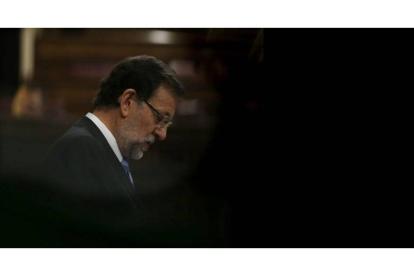 El presidente del Gobierno, Mariano Rajoy, durante su comparecencia ante el pleno del Congreso para informar sobre la cumbre europea de la semana pasada marcada por las noticias sobre el espionaje de Estados Unidos que le han llevado a pedir explicaciones