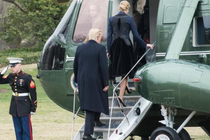 Trump y su hija Ivanka suben al helicóptero presidencial para acudir a recibir los restos del militar caído en Yemen, el 1 de febrero.