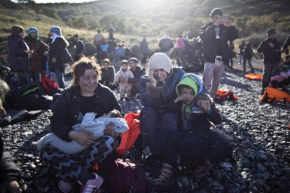 Una familia yazidí de Irak refugiada llora mientras espera un barco que les lleve de Turquía a la isla griega de Lesbos, el 26 de noviembre.