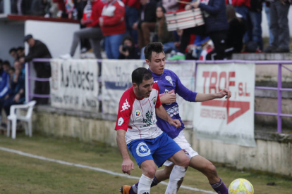 La Bañeza jugó con el Atlético Tordesillas. JESÚS F. SALVADORES