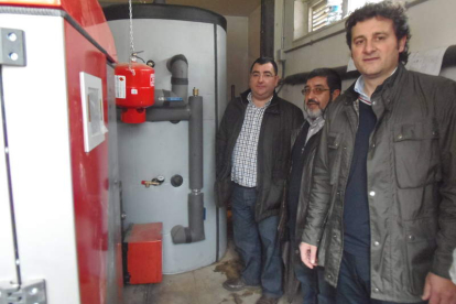 Almuzara, Mitadiel y el alcalde visitaron las obras de las nuevas calderas de biomasa.