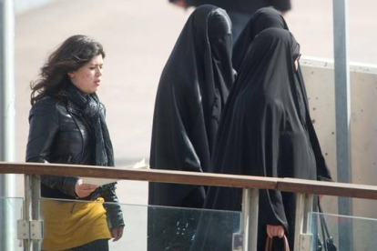 Mujeres musulmanas visten el burka en Lleida, en marzo del 2013.