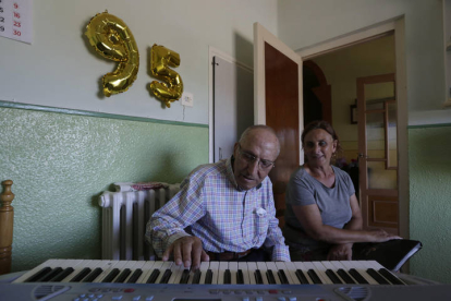 Justo Guerra Iglesias ha vuelto a tocar el piano motivado por la trabajadora de apoyo cotidiano, Cristina García González. FERNANDO OTERO
