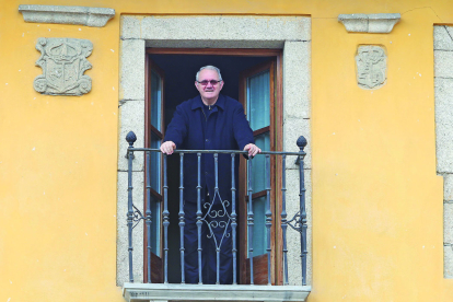 El rector de la basilica de la Encina Antolin de Cela se asoma al balcón de su residencia en el barrio de San Andrés de Ponferrada foto Luis de la Mata