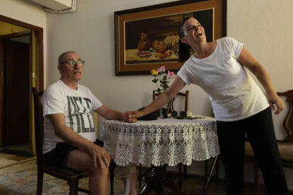 Vicente Domínguez Prieto vive en su casa gracias al apoyo cotidiano de Noelia Francisco Castellanos y las terapias en casa. FERNANDO OTERO