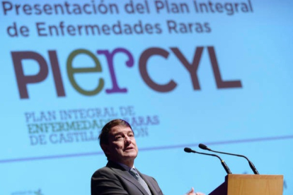 El presidente de la Junta, Alfonso Fernández Mañueco, en la presentación del Plan Integral de Enfermedades Raras. NACHO GALLEGO