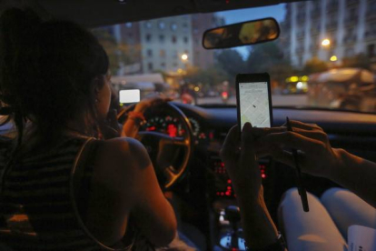 Un coche particular trabaja como taxi en Barcelona a través de la aplicación Uber.