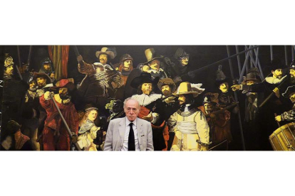 Eduardo Arroyo ‘absorbido’ por una de las pinturas de la exposición que presenta en Niza. DAVID ASTA ALARES