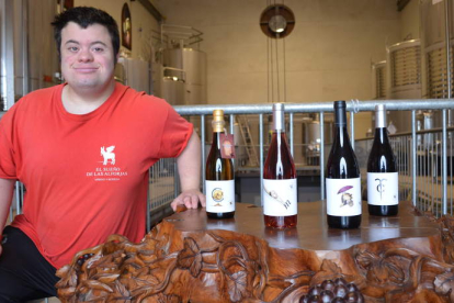 David Martínez, fiel colaborador de la bodega El Sueño de las Alforjas, con algunos de sus vinos. MEDINA