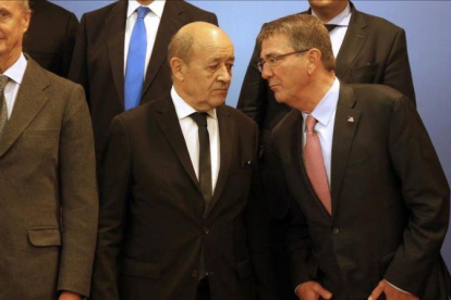Carter (derecha) y Le Drian (centro) posan para una foto de grupo durante la reunión de ministros de Defensa de la coalición contra el EI, en París, este martes.