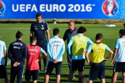 Terim charla con sus jugadores en un entrenamiento de la selección de Turquía.
