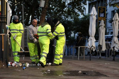 Operarios de Tragsa retiran la basura de las calles de Madrid.