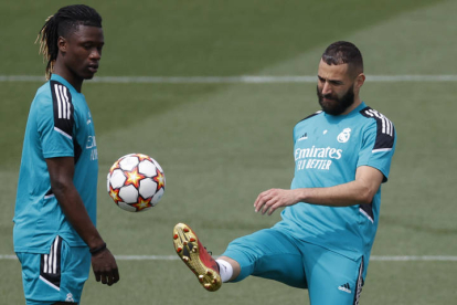 Camavinga y Benzemá, en el entrenamiento del Real Madrid. JUAN CARLOS HIDALGO