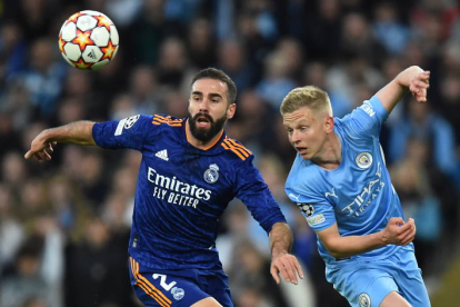 Carvajal pelea por el balón con el futbolista del Manchester City Oleksandr Zinchenko. PETER POWELL