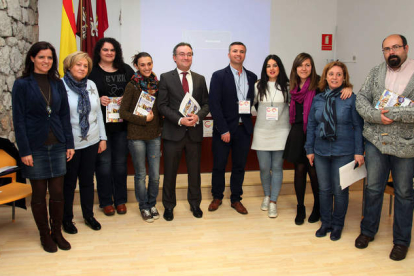 Representantes de los grupos locales junto a los responsables del Consejo Independiente de Protección de la Infancia en un momento del acto celebrado en León. DL