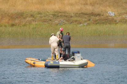 Los investigadores recogiendo muestras y sedimentos en el fondo del lago. JCYL