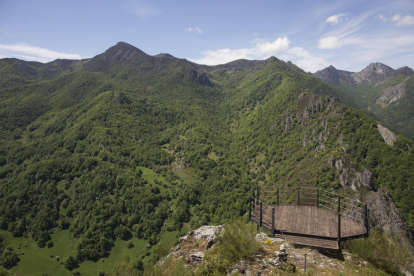 Mirador de Oseja de Sajambre, donde la inmensidad de la montaña da un bofetón a la soberbia. FERNANDO OTERO