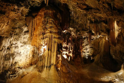 Cueva de Valporquero, tallada durante miles de años por el agua. Esa envidia buena produce León. RAMIRO