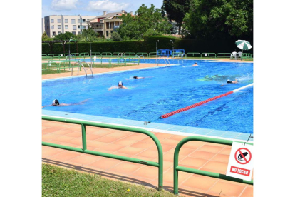 Nadadores en la piscina de Astorga. A. R.